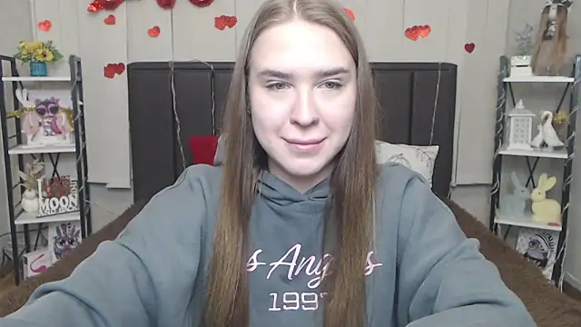 LauraHlot online show from 05-03-26, 05:52