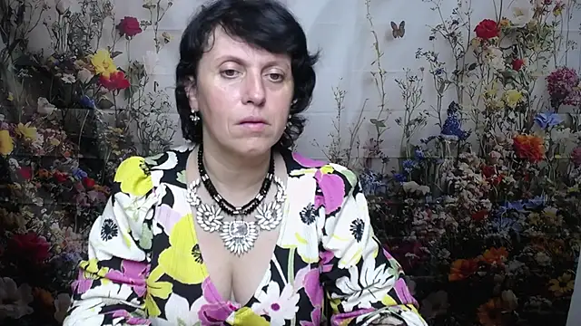 LuciaMii online show from 10-16-25, 05:14