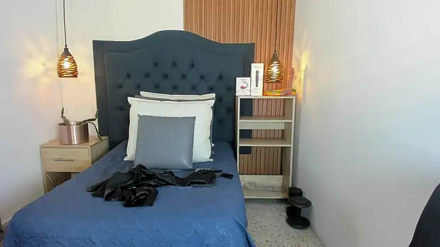 SARA STONE17 online show from 09-28-25, 12:32