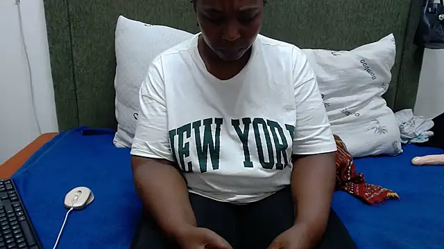 Snapshot of Thickchocolatex2 chatting on 02-14-26, 07:32 Thickchocolatex2 online show from 02-14-26, 07:32