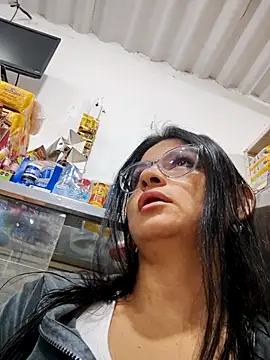 Linda Lars online show from 12-15-25, 03:33