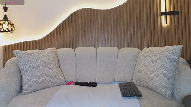 anellejones online show from 06-13-26, 07:12