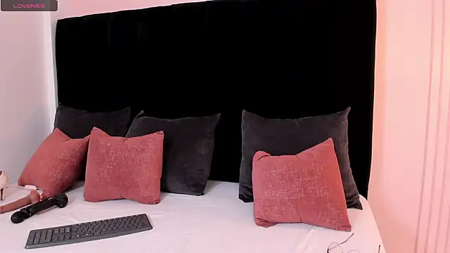 ariel jonees online show from 10-06-25, 05:32