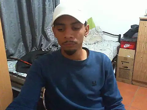 Snapshot of 29YOURZ_28_ chatting on 09-29-25, 06:13 29YOURZ 28 online show from 09-29-25, 06:13