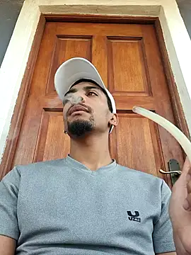 Snapshot of 29YOURZ_28_ chatting on 10-12-25, 03:33 29YOURZ 28 online show from 10-12-25, 03:33