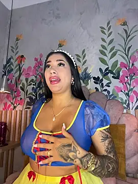 kiim taaylor online show from 10-13-25, 01:00