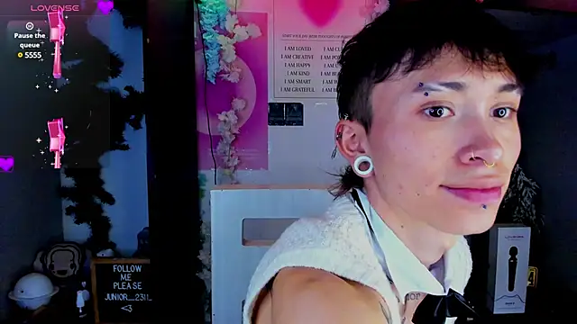Snapshot of juniior_2311_ chatting on 02-19-25, 10:31 juniior 2311 online show from 02-19-25, 10:31