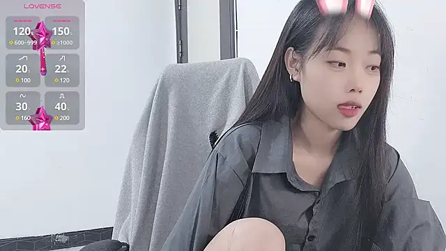 Snapshot of Lvy--v chatting on 12-12-24, 07:48 Lvy--v online show from 12-12-24, 07:48