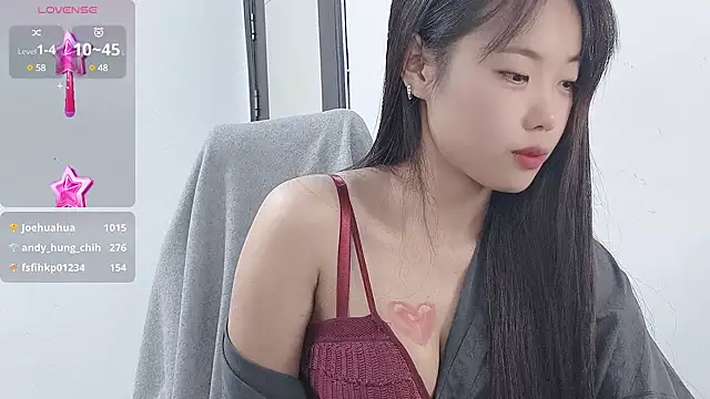 Snapshot of Lvy--v chatting on 12-12-24, 10:52 Lvy--v online show from 12-12-24, 10:52