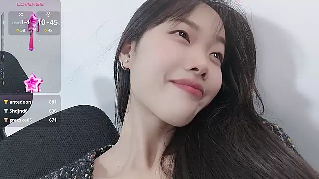 Snapshot of Lvy--v chatting on 12-29-24, 01:45 Lvy--v online show from 12-29-24, 01:45