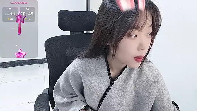 Snapshot of Lvy--v chatting on 12-29-24, 10:47 Lvy--v online show from 12-29-24, 10:47