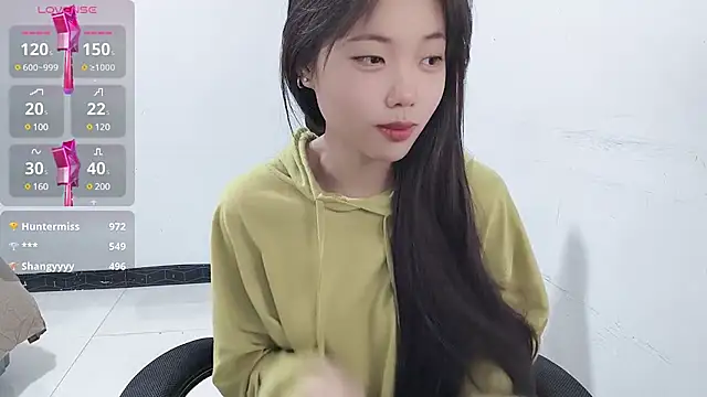 Snapshot of Lvy--v chatting on 01-09-25, 01:39 Lvy--v online show from 01-09-25, 01:39