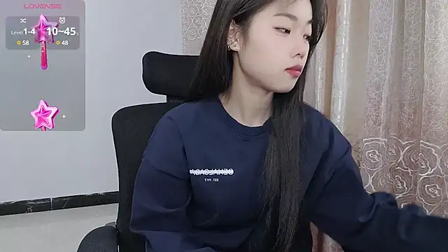 Snapshot of Lvy--v chatting on 01-24-25, 10:41 Lvy--v online show from 01-24-25, 10:41