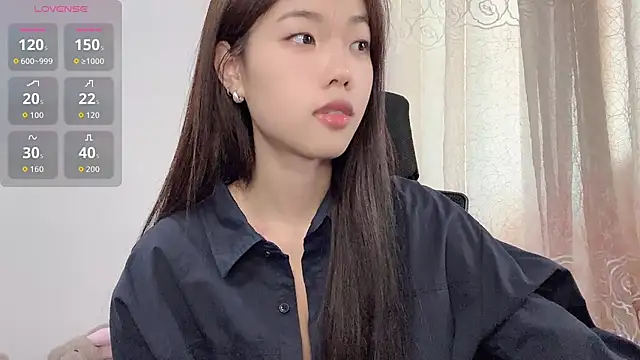 Snapshot of Lvy--v chatting on 09-16-25, 12:33 Lvy--v online show from 09-16-25, 12:33