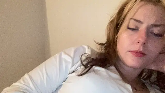 Snapshot of SkarlettRose96 chatting on 10-15-25, 04:01 SkarlettRose96 online show from 10-15-25, 04:01