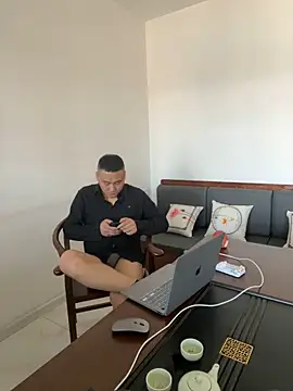 Snapshot of ShaoZian_1 chatting on 10-23-25, 02:33 ShaoZian 1 online show from 10-23-25, 02:33