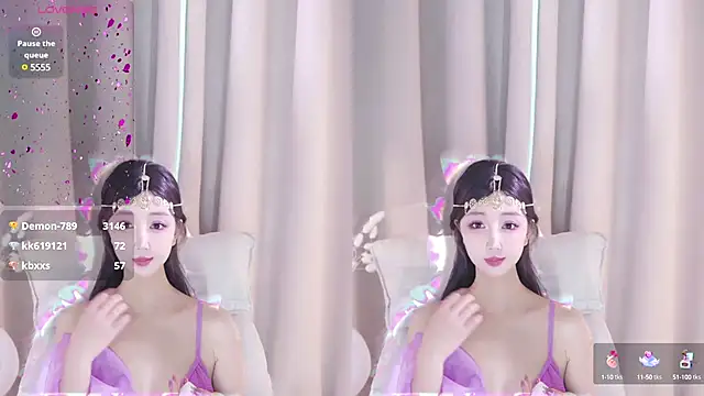 Snapshot of UUKiss_ chatting on 01-08-25, 04:44 UUKiss online show from 01-08-25, 04:44