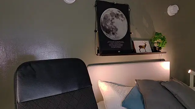 ParisFox  online show from 10-21-25, 07:36