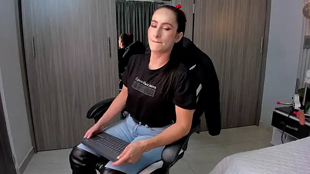 SaraGomez1 online show from 06-10-26, 01:10