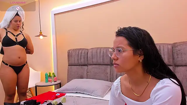 Dilan y Mia online show from 12-30-24, 12:42