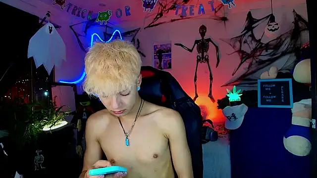 Snapshot of twink_sebas_ chatting on 10-30-25, 04:47 twink sebas online show from 10-30-25, 04:47