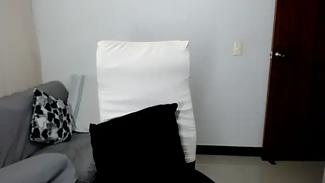 Snapshot of Laura-pervert chatting on 06-27-26, 01:10 Laura-pervert online show from 06-27-26, 01:10