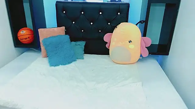 antonela xxx online show from 10-31-25, 07:04