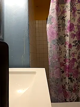 Snapshot of Jovende28 chatting on 10-31-25, 01:23 Jovende28 online show from 10-31-25, 01:23