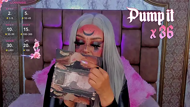 Snapshot of SoffiQueen chatting on 10-16-25, 08:54 SoffiQueen online show from 10-16-25, 08:54