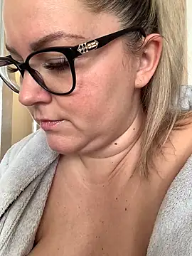 Snapshot of queenpeachi chatting on 12-18-24, 09:14 queenpeachi online show from 12-18-24, 09:14