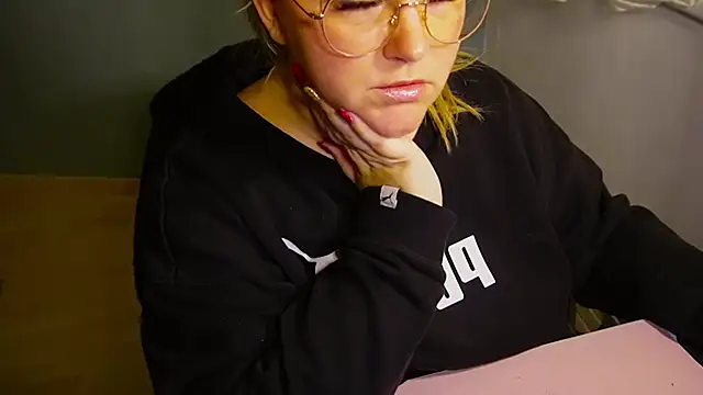 Snapshot of queenpeachi chatting on 12-18-24, 05:21 queenpeachi online show from 12-18-24, 05:21