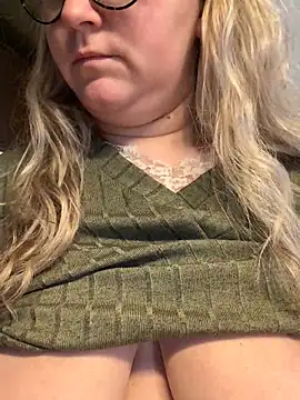 Snapshot of queenpeachi chatting on 12-21-24, 06:30 queenpeachi online show from 12-21-24, 06:30