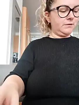 Snapshot of queenpeachi chatting on 12-30-24, 08:32 queenpeachi online show from 12-30-24, 08:32