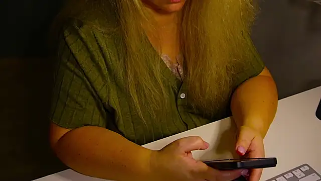 Snapshot of queenpeachi chatting on 01-12-25, 08:03 queenpeachi online show from 01-12-25, 08:03