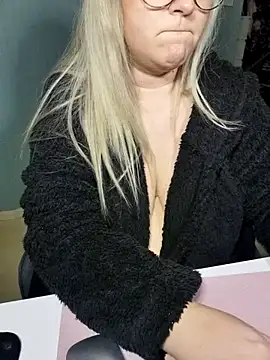 Snapshot of queenpeachi chatting on 01-21-25, 03:43 queenpeachi online show from 01-21-25, 03:43