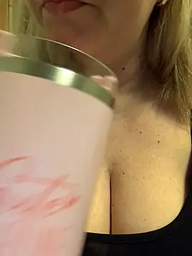 Snapshot of queenpeachi chatting on 01-28-25, 05:22 queenpeachi online show from 01-28-25, 05:22