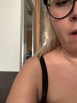 Snapshot of queenpeachi chatting on 01-28-25, 01:59 queenpeachi online show from 01-28-25, 01:59