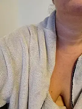 Snapshot of queenpeachi chatting on 10-22-25, 06:24 queenpeachi online show from 10-22-25, 06:24