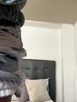 ZoeJohnsoon online show from 11-25-25, 05:24