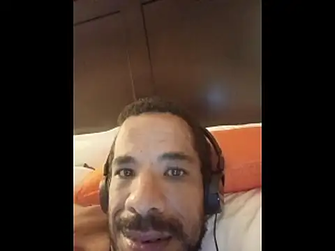 Snapshot of Tjskigh chatting on 10-23-25, 04:17 Tjskigh online show from 10-23-25, 04:17
