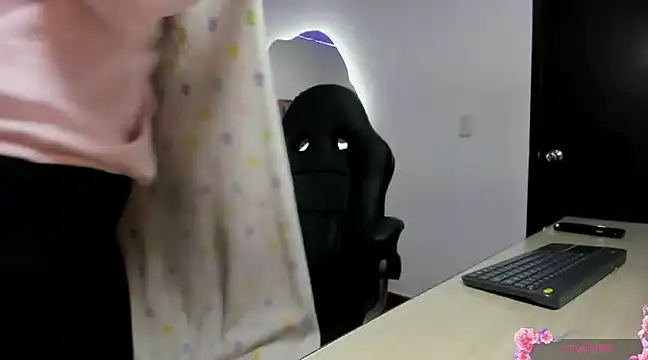 Snapshot of Estefany777 chatting on 02-19-25, 02:01 Estefany777 online show from 02-19-25, 02:01