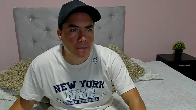 Snapshot of Jhonatan_Morales_S chatting on 10-12-25, 03:27 Jhonatan Morales S online show from 10-12-25, 03:27