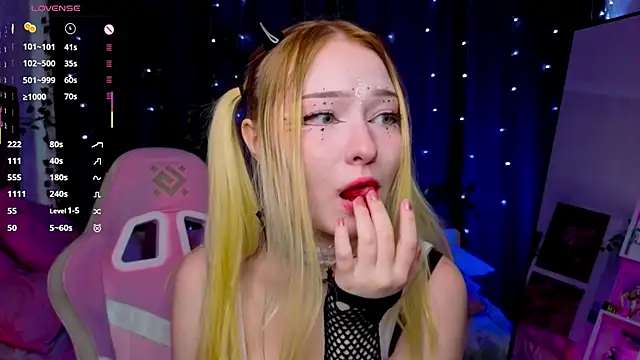 Snapshot of ElswythCovil chatting on 09-24-25, 04:05 ElswythCovil online show from 09-24-25, 04:05