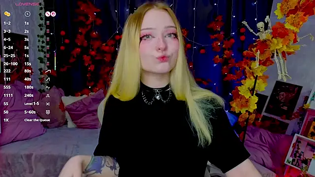 Snapshot of ElswythCovil chatting on 10-21-25, 04:02 ElswythCovil online show from 10-21-25, 04:02