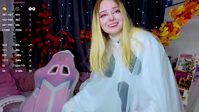 Snapshot of ElswythCovil chatting on 10-28-25, 04:05 ElswythCovil online show from 10-28-25, 04:05