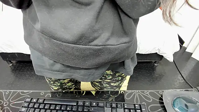 Snapshot of Abrillee1 chatting on 12-23-24, 07:30 Abrillee1 online show from 12-23-24, 07:30