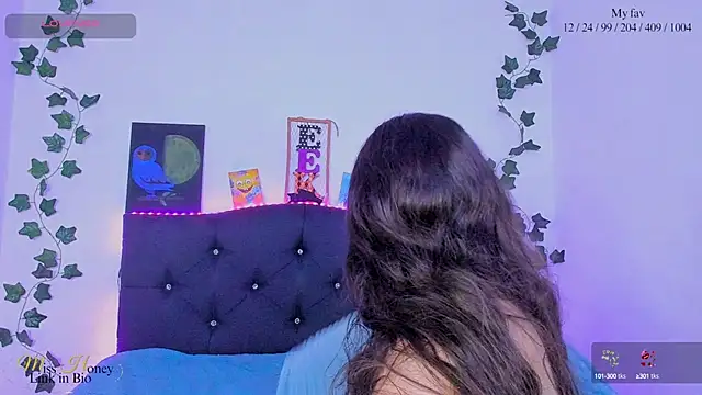 Snapshot of Mxss_Honey chatting on 03-08-25, 02:01 Mxss Honey online show from 03-08-25, 02:01