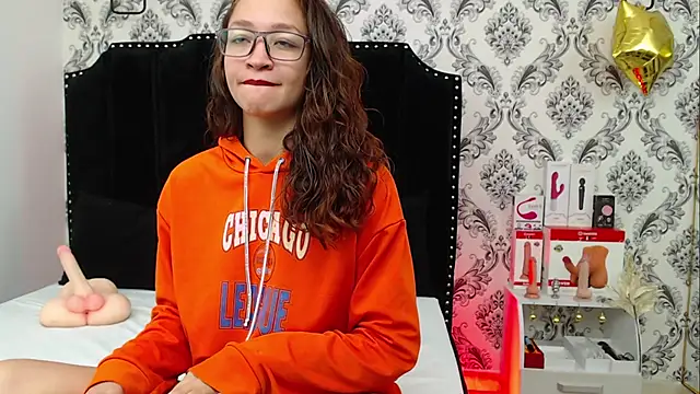 Snapshot of SaaraBrown chatting on 01-05-25, 04:06 SaaraBrown online show from 01-05-25, 04:06