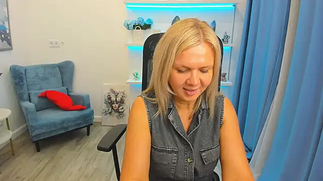 AgathaKlouin online show from 06-18-26, 07:18