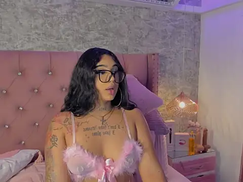 Snapshot of Mia_Jansen chatting on 02-11-26, 02:11 Mia Jansen online show from 02-11-26, 02:11